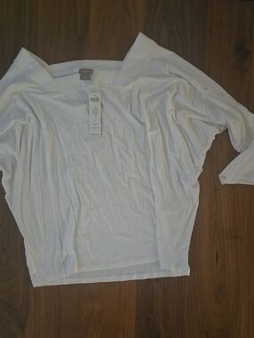 Chico's White V-Neck Long Sleeve Tee